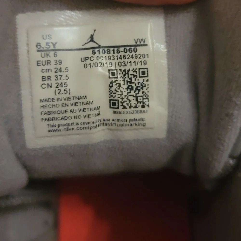 💝 Jordan's size 6.5 Y Grey and orange shoes, like new! 🍊